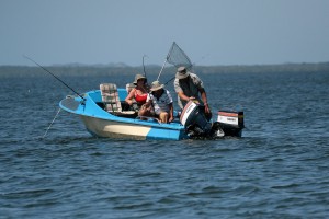 folk der er ude at fiske